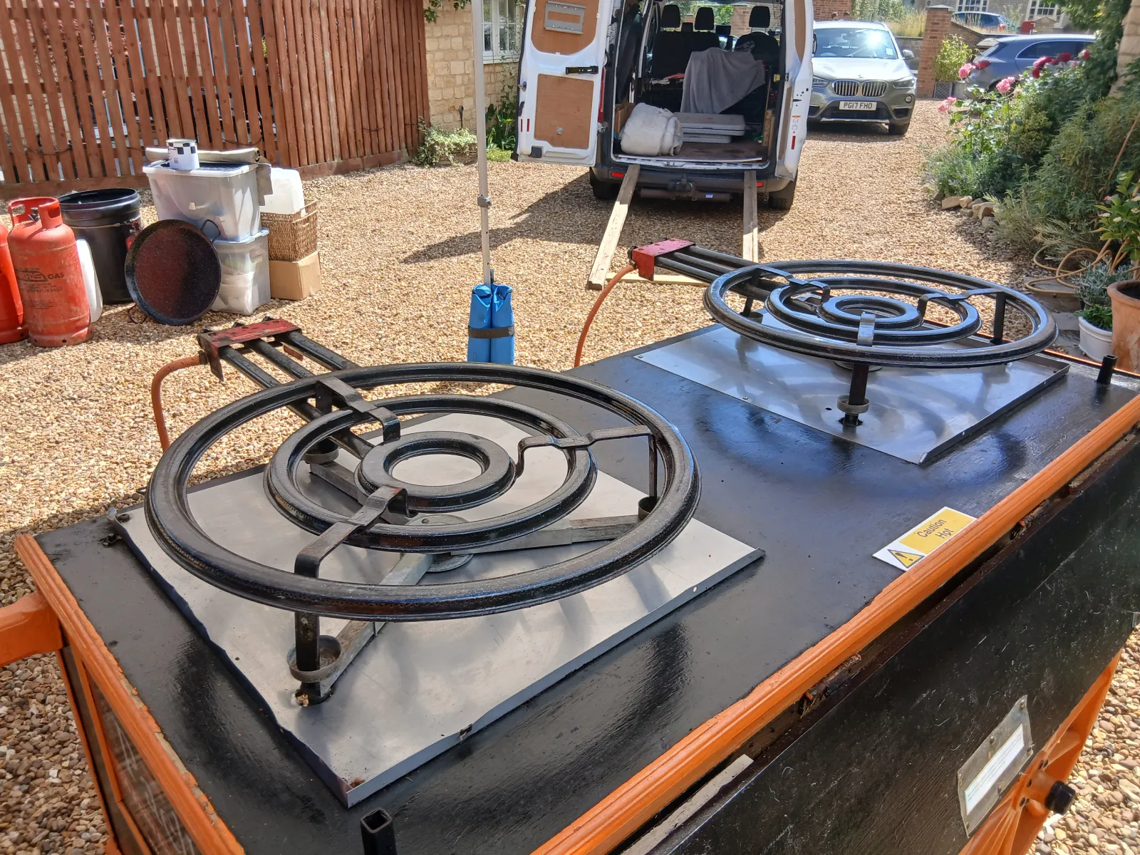 Large gas rings placed upon the paella cart